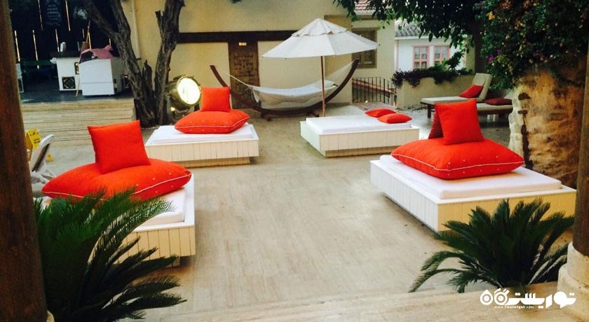 تخت های استراحت در فضای باز هتل